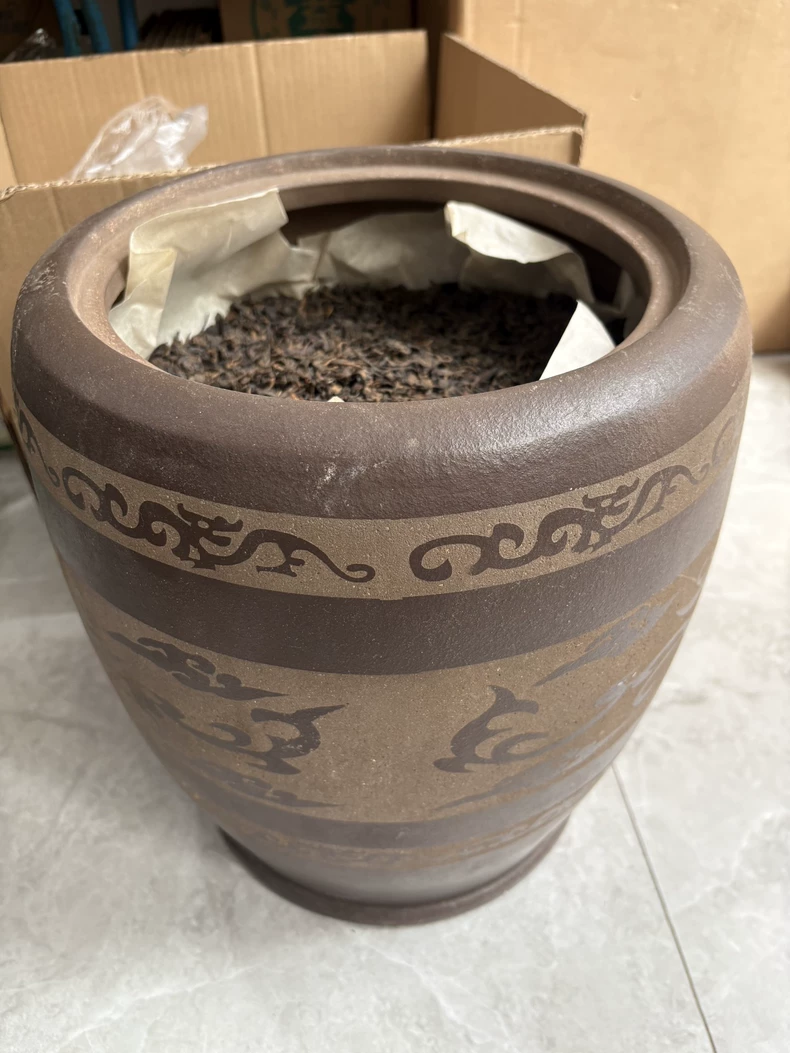 70年代的易武料生茶散塊,茶餅撬開的茶坨,木香,藥香,老韻味十足,口感稠厚甜潤-55克